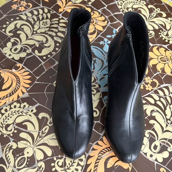 MUNROE BLACK LEATHER ANKLE BOOT Sz: 9M - Picture 3 of 7